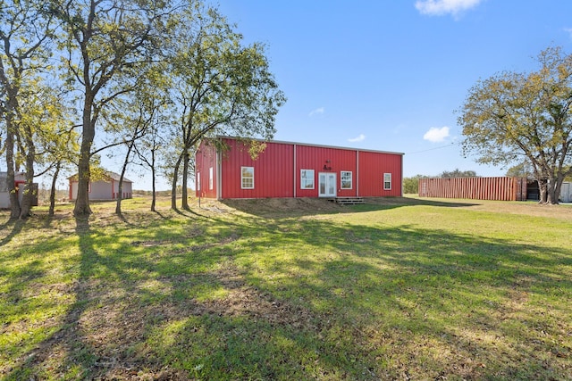 view of yard featuring an outbuilding