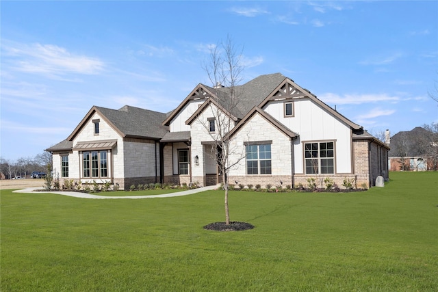 view of front facade featuring a front lawn