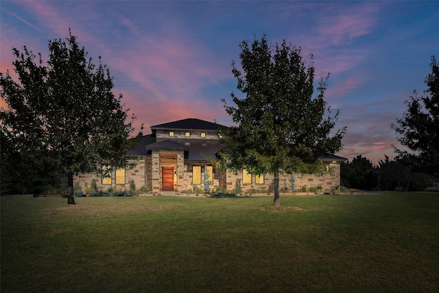 view of front facade featuring a yard