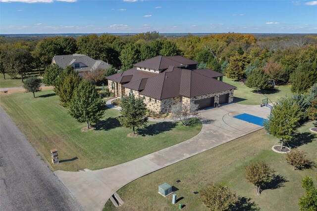 view of front of property featuring a yard