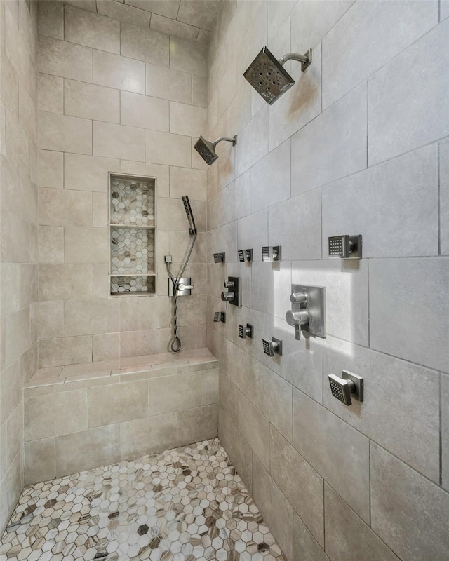 bathroom featuring a tile shower