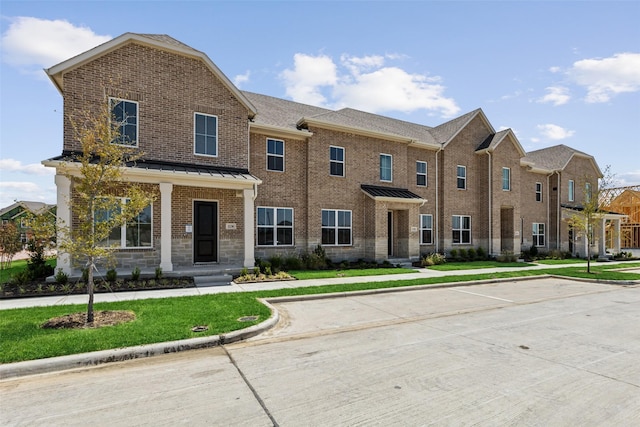 view of front of property featuring a front lawn