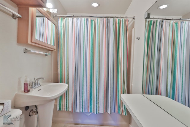 bathroom with shower / tub combo with curtain