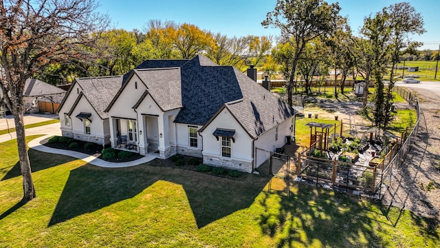 view of front of property featuring a front yard