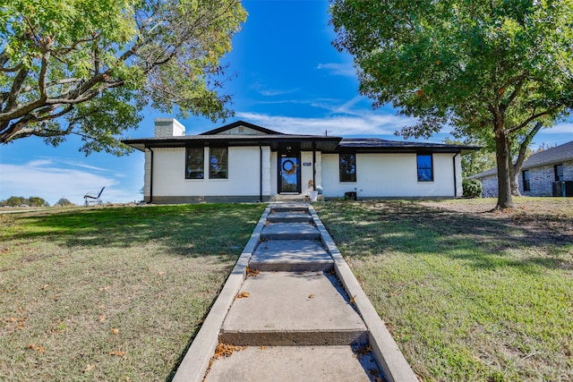 view of front of home with a front lawn