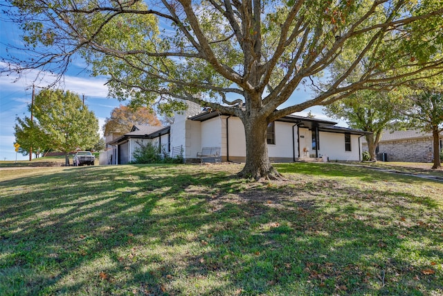 view of front of property featuring a front yard