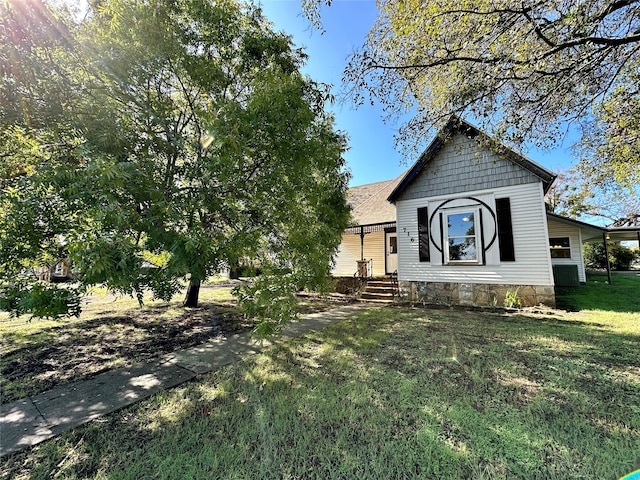 view of front of property featuring a front yard