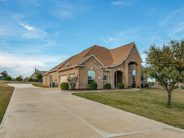 view of front facade with a garage and a front yard