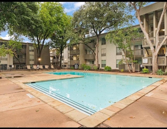 view of swimming pool