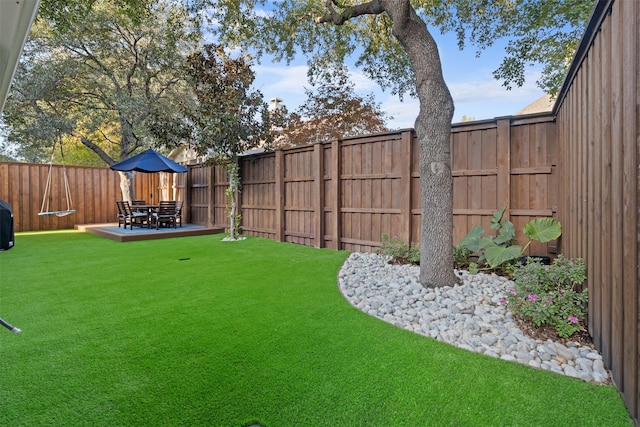 view of yard featuring a patio