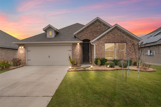 view of front facade featuring a garage and a yard