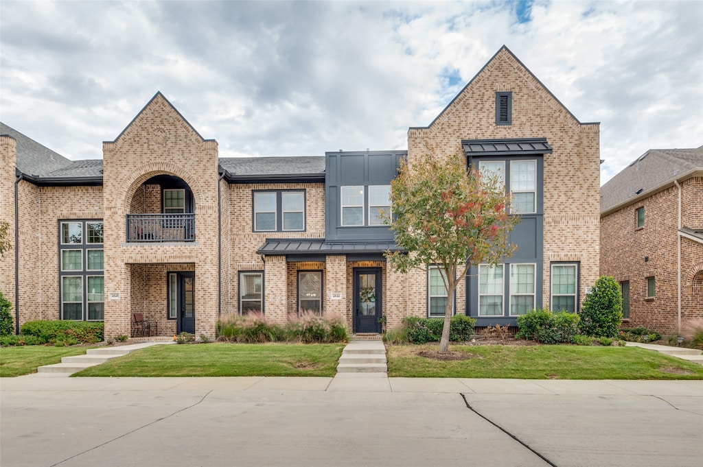 view of front of house with a front lawn