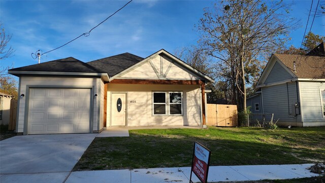 view of front of house featuring a front lawn and a garage