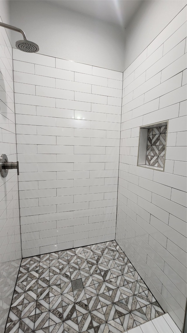 bathroom featuring tiled shower