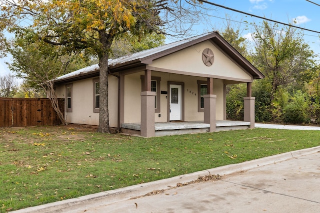 view of front of house featuring a porch and a front lawn