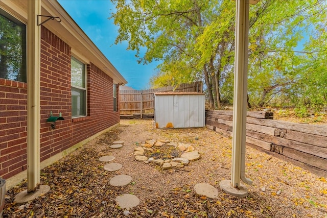 view of yard featuring a storage shed