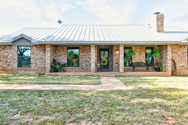 view of front of house with covered porch and a front lawn