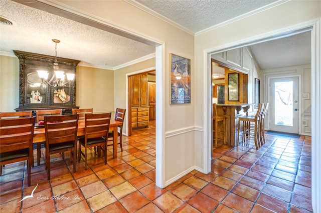 dining area featuring crown molding, a textured ceiling, and a notable chandelier