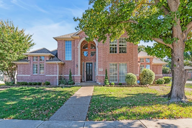 view of front facade featuring a front yard