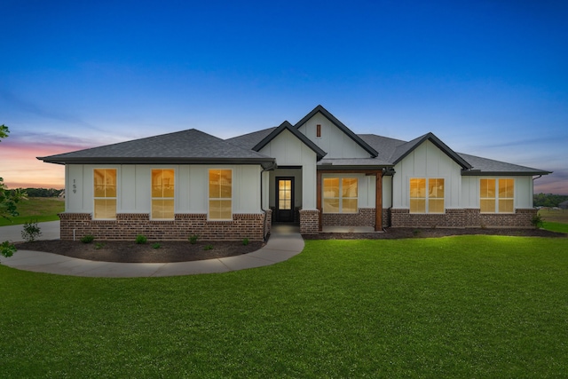 view of front of property featuring a yard