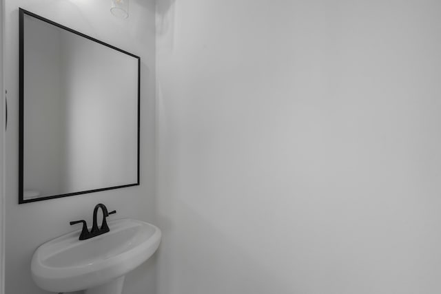 bathroom featuring sink