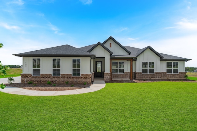 view of front of home featuring a front lawn