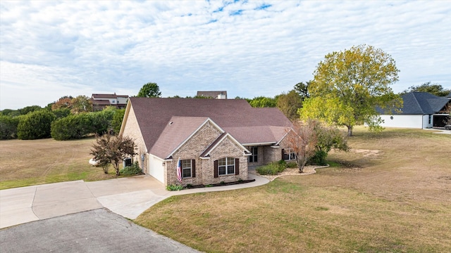 view of front of property featuring a front yard and a garage