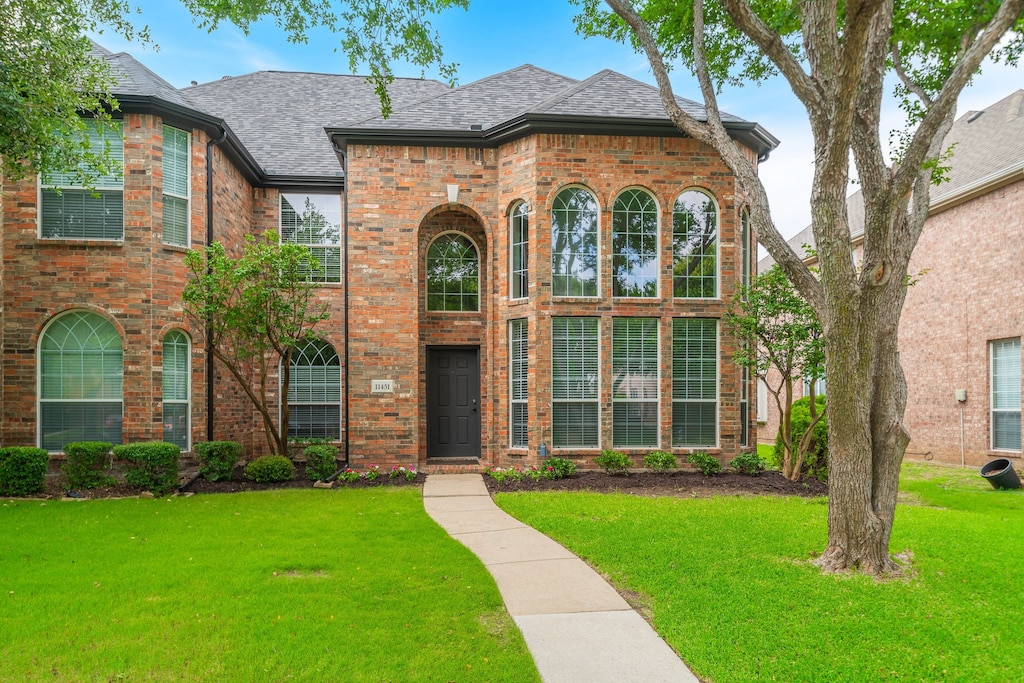 view of front of house featuring a front yard