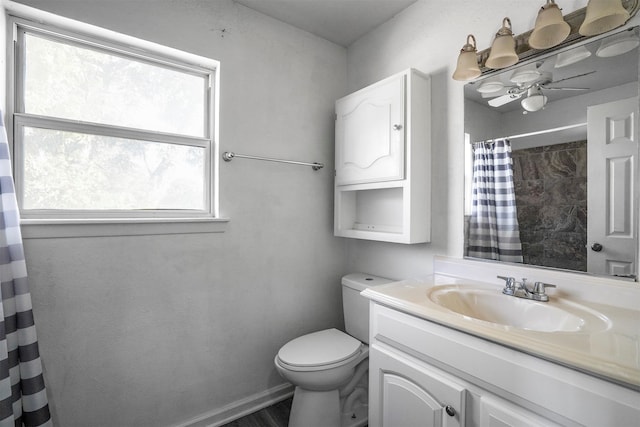 bathroom with a shower with shower curtain, vanity, and toilet