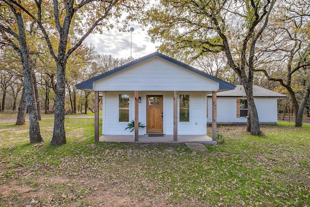 view of front of property with a front lawn