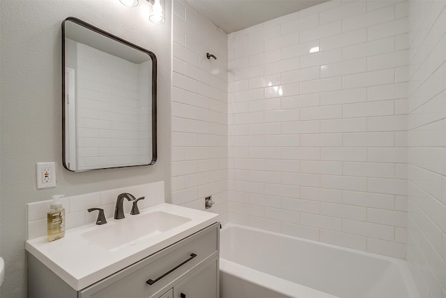 bathroom with vanity and tiled shower / bath