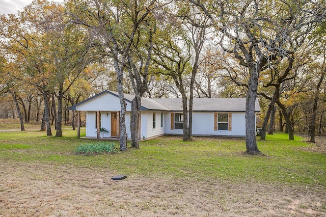 ranch-style house featuring a front yard