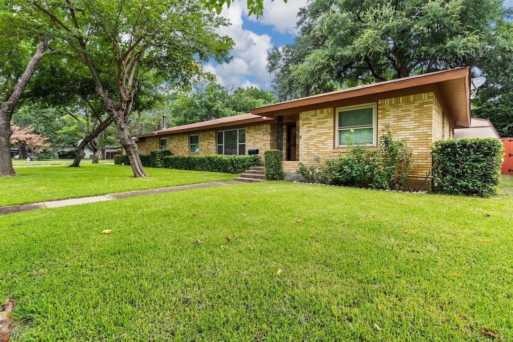 single story home with a front yard