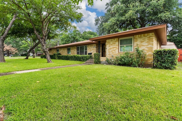 single story home featuring a front lawn