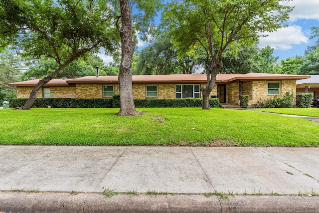 ranch-style house featuring a front lawn