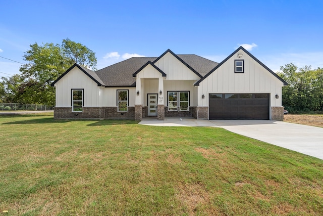 modern inspired farmhouse featuring a garage and a front lawn