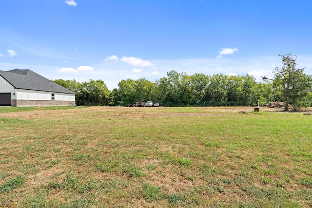 view of yard featuring a rural view