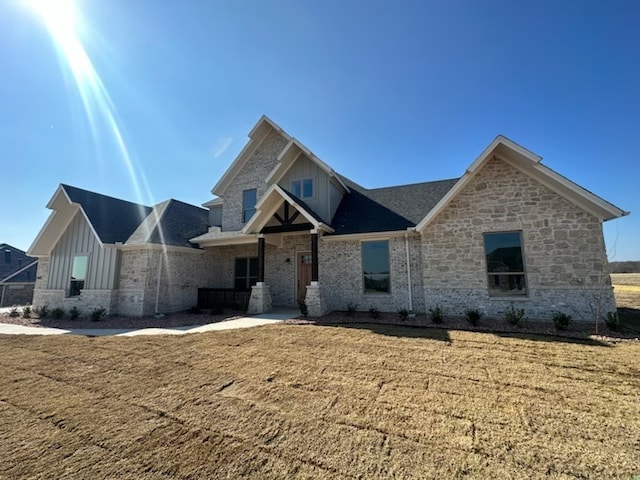 view of front of home featuring a front lawn