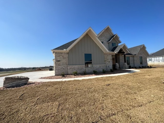 view of front of property featuring a front yard