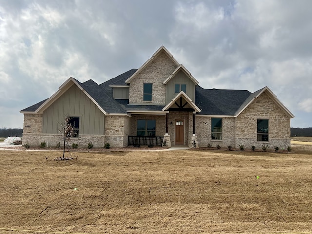 craftsman-style house featuring a front lawn