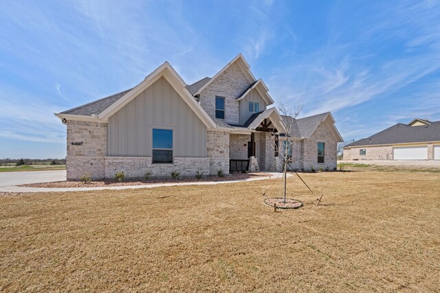 craftsman house with a front yard