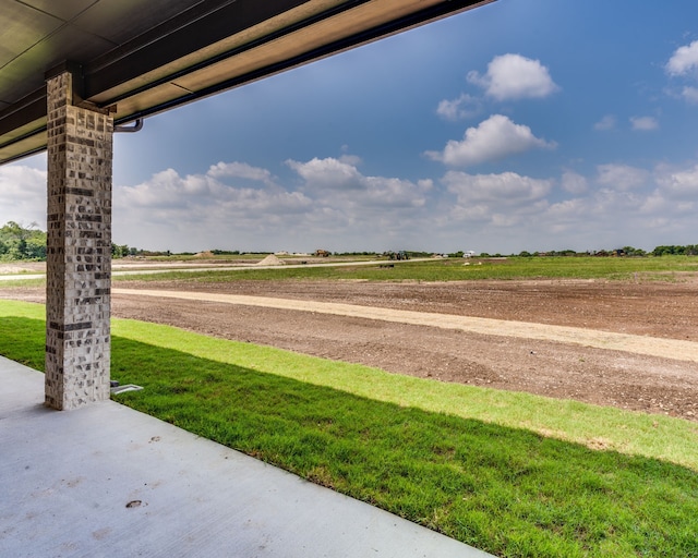 view of yard featuring a rural view