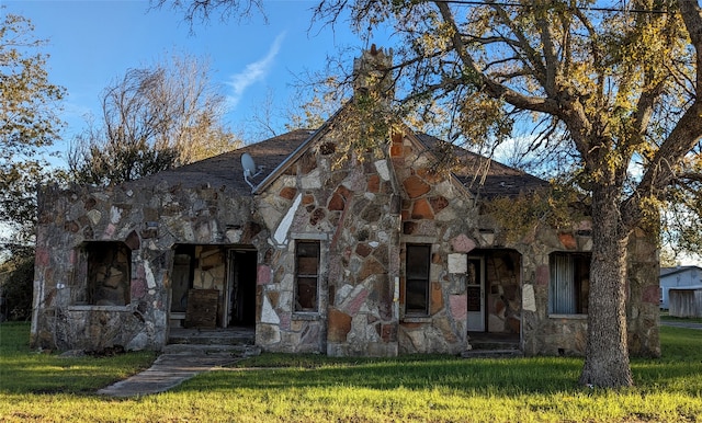 view of front of home featuring a front yard