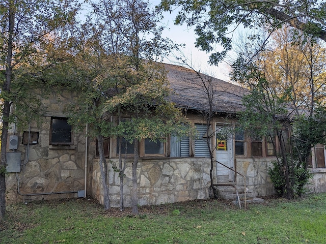 view of side of property featuring a yard