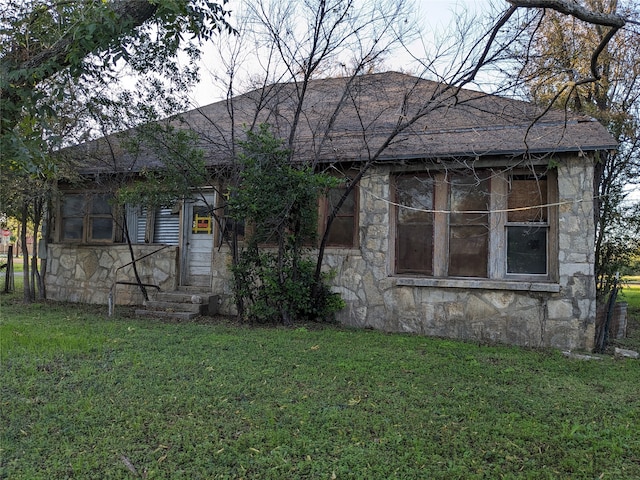 view of front of home featuring a front yard