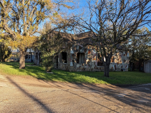 view of front of home featuring a front lawn