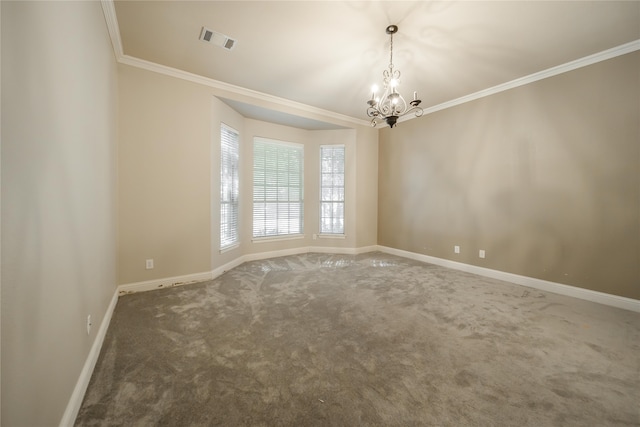 empty room featuring carpet flooring, ornamental molding, and a notable chandelier