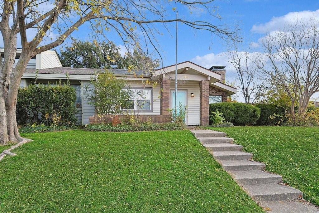 view of front of home featuring a front lawn