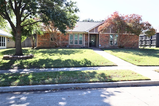 ranch-style home featuring a front lawn