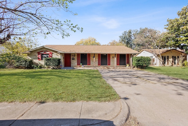 ranch-style home featuring a front lawn